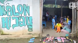 Aktivitas belajar mengajar di Pendidikan Usia Dini (PAUD) Pelopor di Desa Cibeuteung, Ciseeng, Bogor, Rabu (19/2/2020). Sudah sejak tahun 2009, PAUD Pelopor yang saat ini memiliki 30 murid belajar pada bangunan sederhana menumpang di atas tanah milik orang lain. (merdeka.com/Arie Basuki)