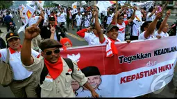 Masa pendukung Prabowo - Hatta memadati Jalan Sarinah, Jakarta Pusat. Mereka menuntut MK membatalkan hasil Pilpres, Jakarta, Kamis (21/8/2014) (Liputan6.com/Faisal R syam)