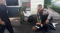 Mirwan saat diamankan polisi dan TNI di depan kediaman Panglima TNI. (Liputan6.com/Nafisyul Qodar)