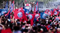 Sebanyak 110 ribu orang memadati pawai Paris Saint-Germain (PSG) usai juara Liga Champions, Minggu (1/6) waktu setempat. (AFP/Thibaud Moritz)