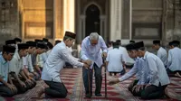 Contoh Sikap atau Perilaku yang Mencerminkan Keterkaitan antara Sila Pertama dan Sila Kedua Pancasila