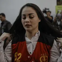 Aktris Jeniffer Dunn usai mengikuti persidangan perdana penyalahgunaan narkoba di Pengadilan Negeri Jakarta Selatan, Kamis (5/4). Sidang tersebut beragendakan pembacaan dakwaan. (Liputan6.com/Faizal Fanani)