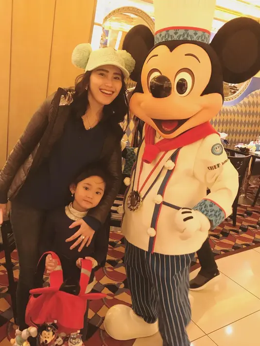 Ayu mengatakan bahwa ia dan keluarga memang mencicipi kuliner di Jepang, hanya saja mereka tetap membawa beberapa jenis masakan Indonesia. Seperti ikan teri, sambal, saos dan lainnya. (Instagram/ayutingting92)