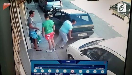 VIDEO: Terjebak di Tempat Parkir, Pria Ini Angkat Mobilnya