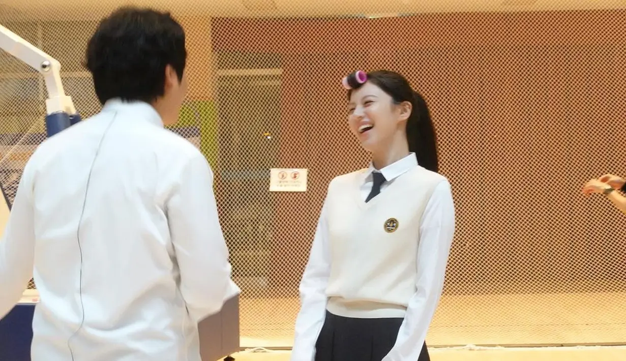Adegannya amemang boleh menegangkan, tapi sebenarnya suasana di lokasi syuting terasa menyenangkan. Go Yoon Jung dan Lee Jung Ha tertawa bersama. (Foto: Instagram/ goyounjung)