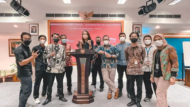 Pegiat media sosial, Andrian Dermana dan rekan kerja.