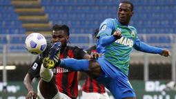 Gelandang AC Milan, Franck Kessie (kiri) berebut bola dengan gelandang Sassuolo, Pedro Obiang dalam laga lanjutan Liga Italia 2020/2021 pekan ke-32 di San Siro Stadium, Milan, Rabu (21/4/2021). AC Milan kalah 1-2 dari Sassuolo. (AP/Antonio Calanni)