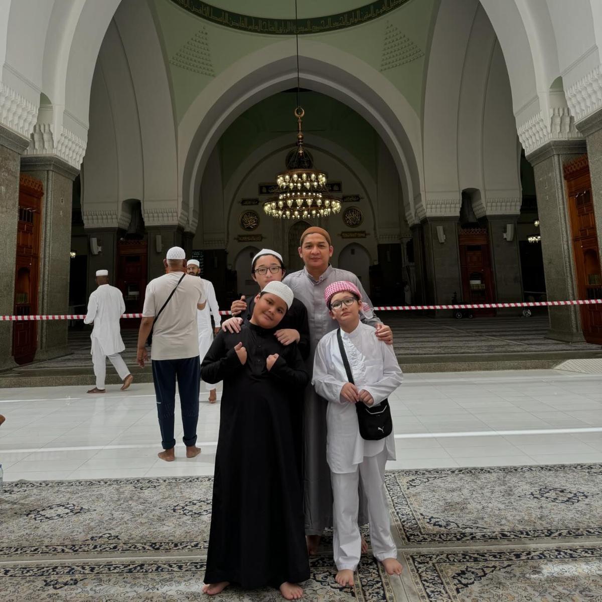 Potret Pasha Ungu dan Adelia saat Umrah Bersama Empat Anaknya di Tanah Suci