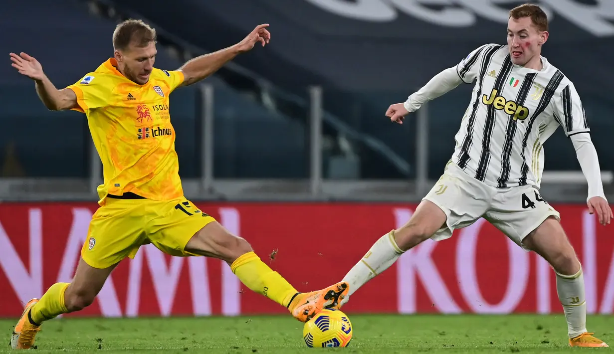 Bek Cagliari Ragnar Klavan (kiri) berebut bola dengan penyerang Juventus Dejan Kulusevski pada pertandingan lanjutan Liga Serie A Italia di stadion Juventus di Turin (21/11/2020). Juventus menang atas Cagliari 2-0. (AFP/Miguel Medina)