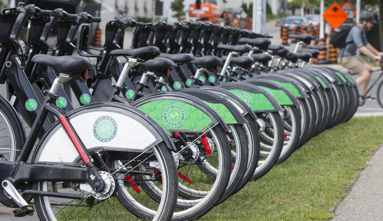 Deretan sepeda sewaan terlihat di sebuah pos parkir sepeda, Toronto, Kanada, Rabu (2/9/2020). Mulai 2 September, pelanggan layanan penyewaan sepeda Bike Share Toronto dapat menikmati perjalanan gratis di kota tersebut setiap Rabu selama September. (Xinhua/Zou Zheng)