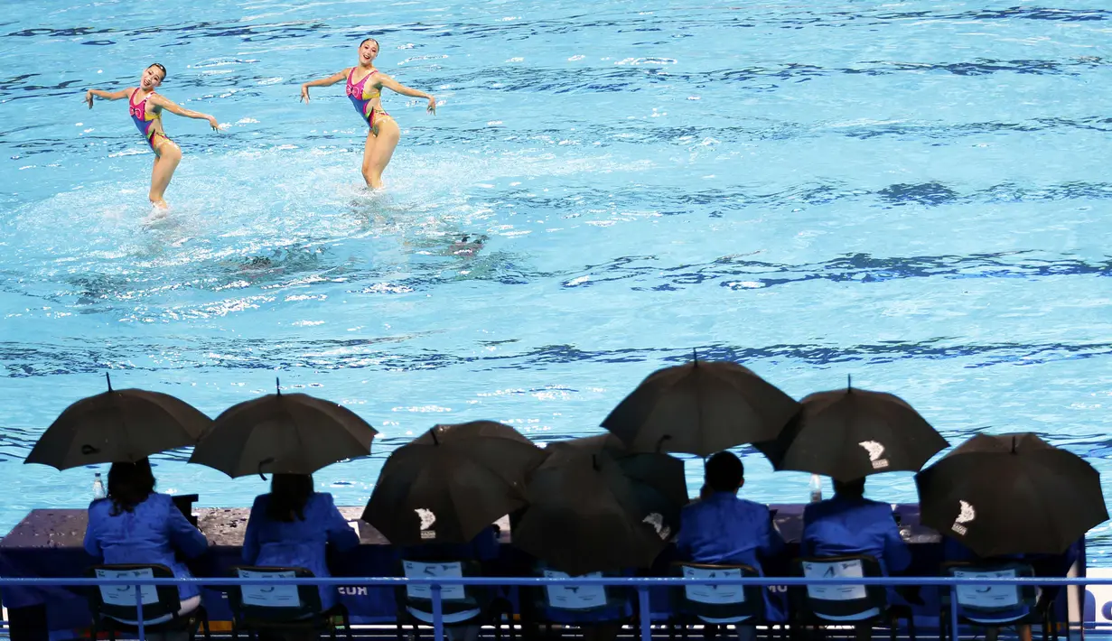 Juri memperhatikan penampilan tim renang indah Korea Utara dalam final free routine combination putri Kejuaraan Dunia Akuatik 2015 di Kazan, Rusia .(1/8/2015). (Reuters/Hannibal Hanschke)