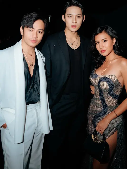 <p>Angga Yunanda, Mingyu dan Shenina Cinnamon di acara Bulgari di Seoul, Korea Selatan. [Foto: Instagram/sheninacinnamon]</p>