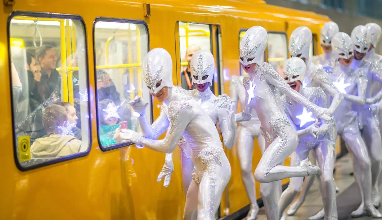 Aksi sejumlah Friedrichstadt-Palast saat sesi pemotretan untuk promosi acara "THE WYLD" di stasiun kereta bawah tanah di Berlin, Jerman, 23 Juni 2015. (REUTERS/Hannibal Hanschke)