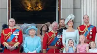 Ratu Elizabeth II dan anggota Kerajaan Inggris dalam acara Trooping the Colour 2018. (DANIEL LEAL-OLIVAS / AFP)