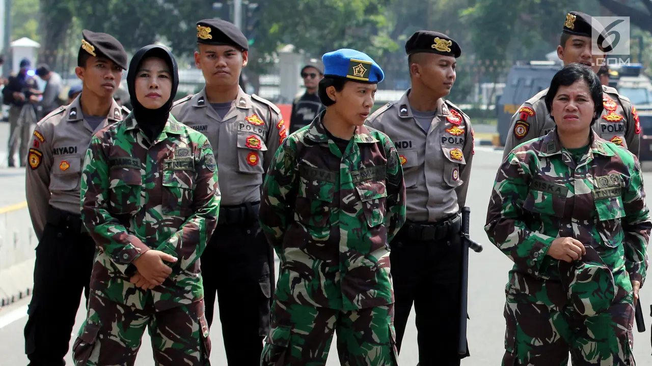 Semangat Srikandi Polri dan TNI Jaga Demo Hari Buruh 2018