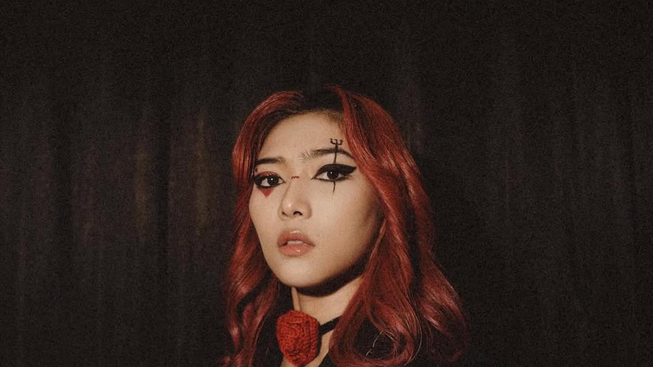 Potret Isyana Sarasvati dengan Makeup Bold yang Unik (credit: instagram/isyanasarasvati)