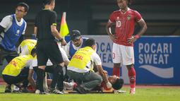 Ia diduga mengalami masalah pada paha kanannya hingga harus ditandu keluar lapangan. (Bola.com/Bagaskara Lazuardi)