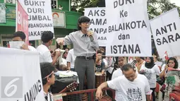 Tokoh masyarakat Romo Sandiawan menyampaikan orasinya di tengah penggusuran kawasan Bukit Duri, Jakarta, Rabu (28/9). Pemprov DKI akhirnya melakukan penertiban pemukiman warga di Bukit Duri terkait revitalisasi sungai Ciliwung. (Liputan6.com/Yoppy Renato)