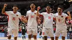 Pemain Timnas Futsal Indonesia merayakan gol yang dicetak oleh Reza Gunawan dalam laga uji coba melawan Australia di Indonesia Arena, Senayan, Jakarta, Sabtu (01/11/2025). (Bola.com/Bagaskara Lazuardi)