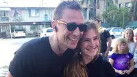 Peluk Penggemar, Tom Hiddleston Minta Maaf karena Basah