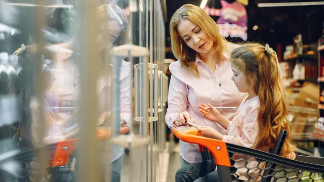 Bekali Anak Skill Penting Ini Agar Tidak Mudah Percaya Orang Asing di Tengah Keramaian