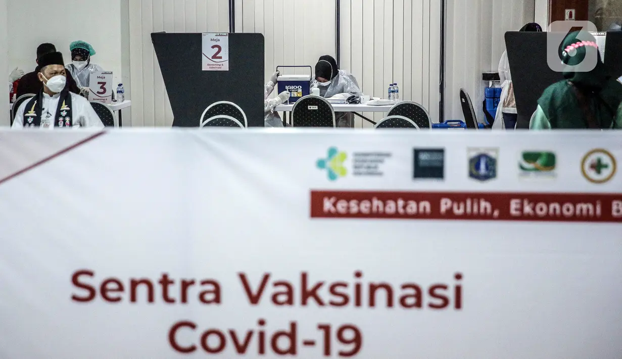 Petugas medis saat vaksinasi COVID-19 Astrazeneca kepada pekerja ritel di GOR Tanjung Duren, Jakarta Barat, Senin (24/5/2021). Kementerian Kesehatan menargetkan 40.349.049 orang di Indonesia mendapat vaksinasi COVID-19 dosis pertama. (Liputan6.com/Faizal Fanani)
