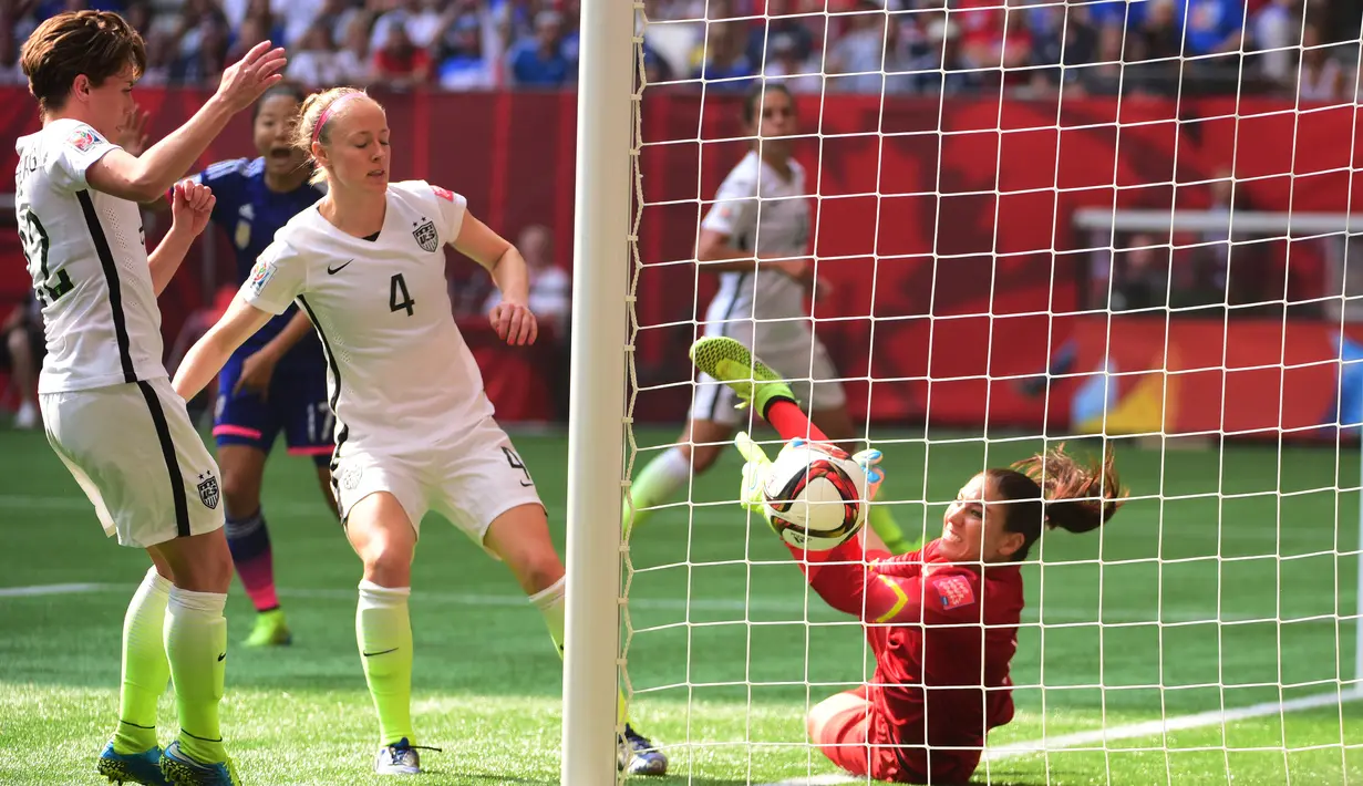 Kiper AS, Hope Solo, gagal menghalau bola tendangan rekannya, Julie Johnston. (Reuters/Anne-Marie Sorvin-USA TODAY Sports) 
