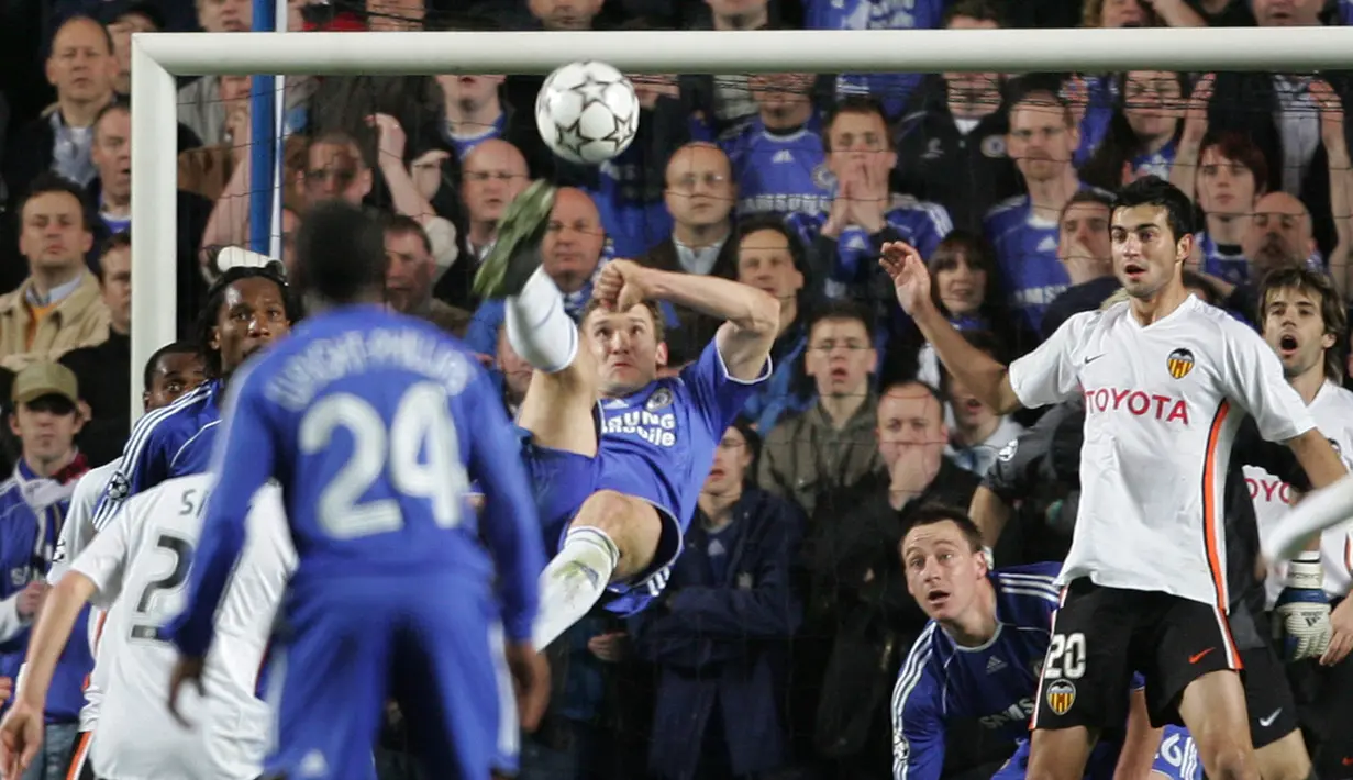 Roman Abramovich membeli Andriy Shevchenko seharga £ 30 juta. Ia gagal unjuk ketajaman di The Blues dengan mengemas 22 gol dalam tiga tahun. (Foto: AP/Bernat Armangue)