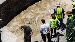Sejumlah Arkeolog melihat mosaik peninggalan Romawi di Larnaca, Siprus (14/7).Mereka percaya bahwa mosaik ini merupakan peninggalan Romawi dari Kerajaan Kition. (Iakovos Hatzistavrou / AFP)