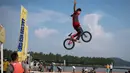 Seorang pesepeda melompat ke Danau Timur menggunakan sepeda BMX dalam ajang tahunan festival lompat air (water jump) BMX di Wuhan, ibu kota Provinsi Hubei, China tengah, pada 22 Agustus 2020. (Xinhua/Xiao Yijiu)