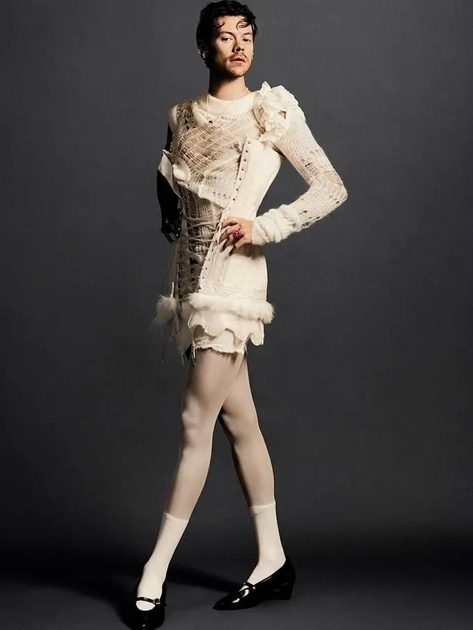 Gaya Harry Styles Kenakan Gaun dan Heels di Sampul Majalah Dazed, Patahkan Stereotip Gender