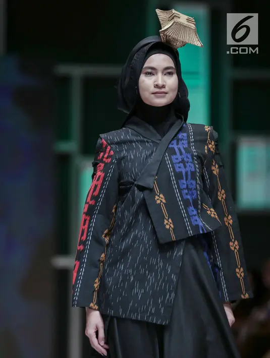 Model mengenakan busana rancangan desainer Sad Indah saat tampil dalam Muslim Fashion Festival 2018 di Jakarta, Jumat (20/4). Sad Indah menampilkan rancanganya dengan tema 'Castle De Osaka'. (Liputan6.com/Faizal Fanani)
