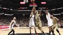 San Antonio Spurs point guard Tony Parker (9) melakukan tembakan saat dihadang para pemain Miami Heat pada lanjutan NBA di AT&T Center, Texas, Kamis (24/3/2016). San Antonio Spurs menang 112-88. (Mandatory Credit: Soobum Im-USA TODAY Sports)