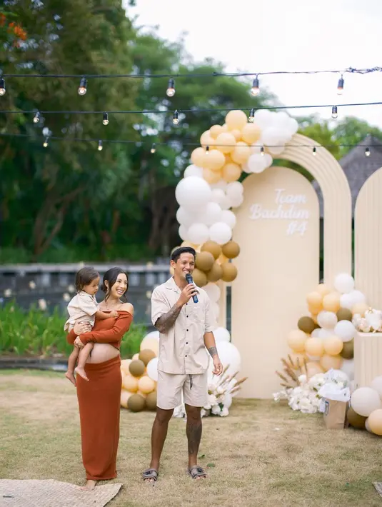 Jennifer Bachdim nampak cantik dengan rambut yang ditata dengan gaya low bun [instagram/namasaweddings]