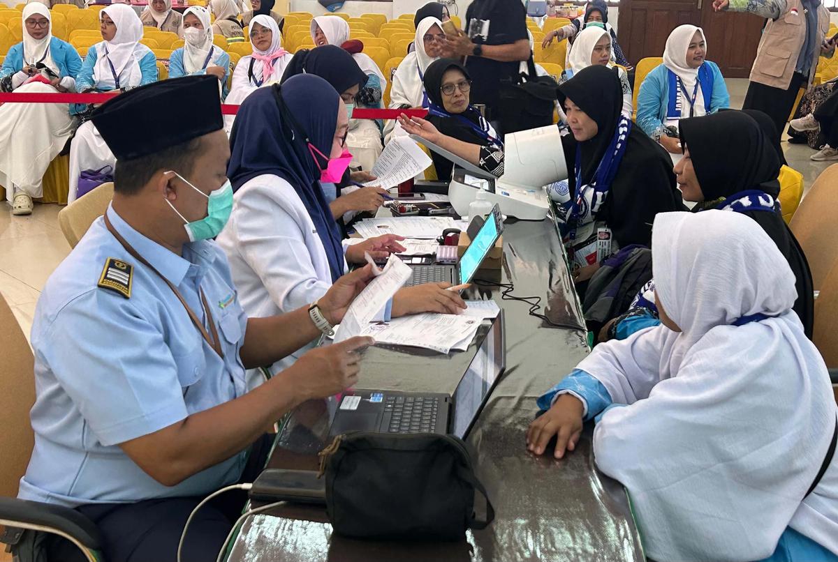 FOTO: Kloter Pertama Jemaah Haji Jakarta Mulai Masuki Asrama Pondok Gede