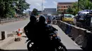 Pengendara sepeda motor memutar arah di Jalan Raya Cipulir, Jakarta, Kamis (30/4/2015). Pembangunan jalan layang terpanjang Tendean-Ciledug (9,3 kilometer) untuk transjakarta Koridor XIII berimbas pada kemacetan panjang . (Liputan6.com/Andrian M Tunay)