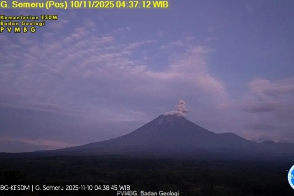 Gunung Semeru kembali erupsi dengan letusan setinggi 800 meter di atas puncak pada Senin pagi (10/11/2025).