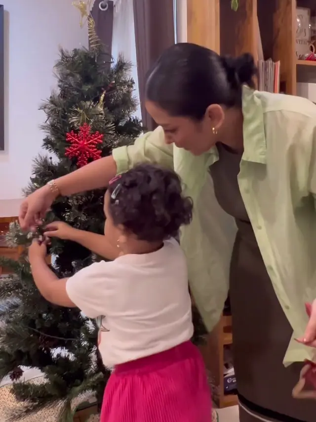 [Fimela] Penuh Haru, Ini 6 Potret Gewa Anak Glenn Fredly Saat Menghias Pohon Natal