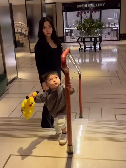 Lewat unggahan sang ibu dan Instagram, tampak Nikita Willy dan Winona Willy yang tampil santai kenakan loungewear warna yang sama. [@yorafebriana].