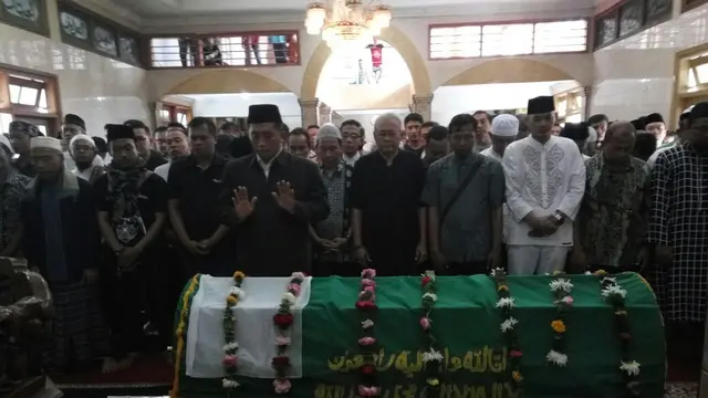 [Bintang] Suasana Sholat Jenazah Oon