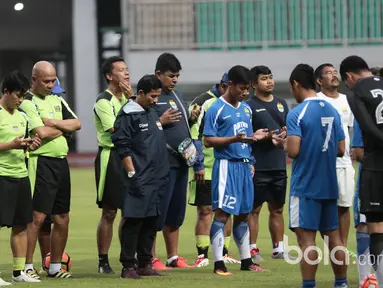 Pemain dan Official Persib Bandung berdoa sebelum memulai sesi latihan melawan Semen Padang  pada turnamen Piala Presiden 2017 di Stadion Pakansari, Bogor, Jumat (10/3/2017). (Bola.com/Nicklas Hanoatubun)