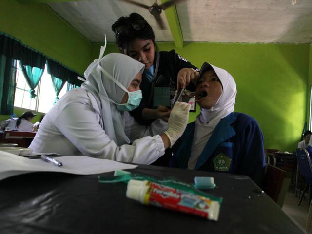 130 Mahasiswa Fkg Trisakti Periksa Gigi Warga Riau Health
