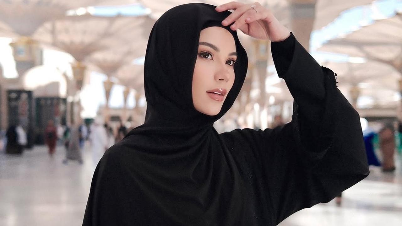 Momen Alyssa Daguise Umrah Bersama Ibu, Kompak dengan Warna Outfit Hitam yang Memesona