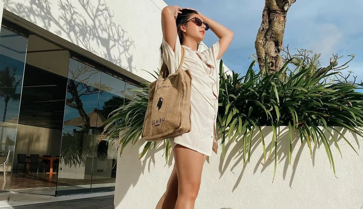 <p>Gaya kasual dalam busana sehari-hari bisa dilakukan dengan menggunakan kemeja yang dijadikan dress. Padukan dengan sandal strappy slide atau flat shoes untuk tampil santai. [Instagram/jscmila]</p>