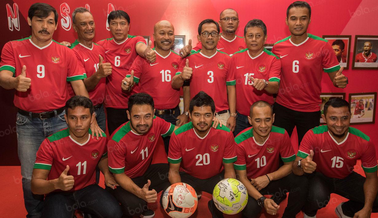 Deretan 13 kapten Timas Indonesia saat  berfoto sebelum mengikuti Kongres Tahunan PSSI 2017 di Bandung, Jawa Barat, Minggu (8/1/2017). Kehadiran mereka merupakan bentuk apresiasi dari PSSI. (Bola.com/Vitalis Yogi Trisna)