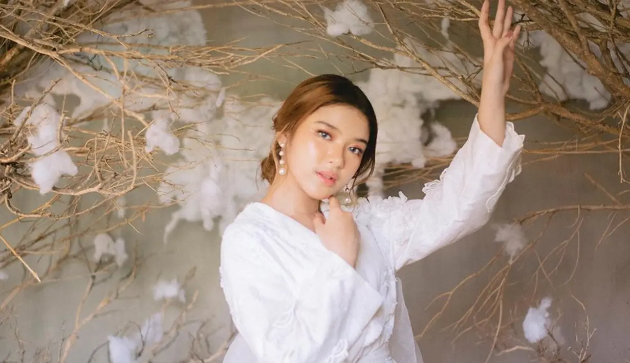 Melalui akun Instagramnya, anak pertama dari pasangan Deddy Nugroho dan Sari Yoshida Setyoastri ini diketahui beberapa kali menjalani pemotretan. Ketika pemotretan, Tiara pun tampil totalitas. Gaya dan busana yang ia kenakan terlihat memesona. (Liputan6.com/IG/@dierabachir)