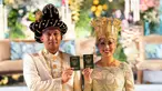 Pernikahan Sekar Tandjung berlangsung dengan adat Betawi yang kental, memadukan tradisi dan kemegahan. Sekar tampil anggun dengan kebaya putih dan siger Betawi keemasan, sementara Erlangga mengenakan pakaian tradisional dengan ornamen emas. Keduanya memamerkan buku nikah sambil tersenyum bahagia di hadapan keluarga dan tamu undangan. (Liputan6.com/IG/@sekar.tandjung)