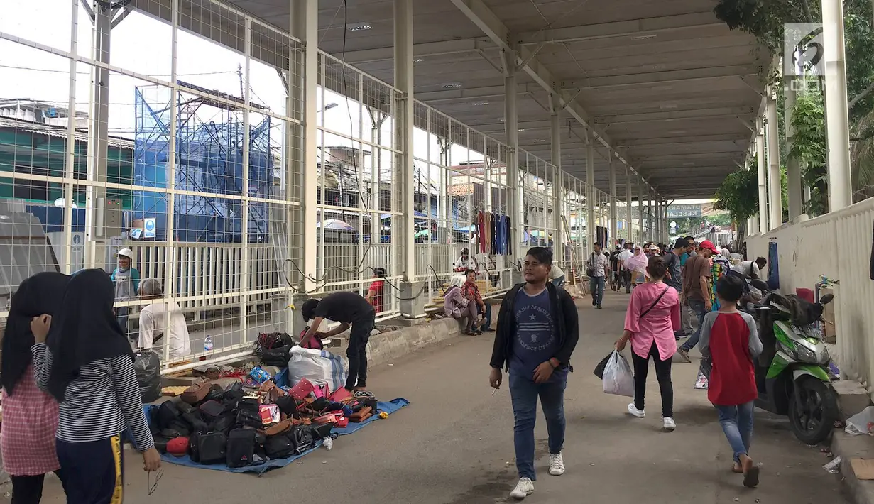Suasana kolong skybridge atau Jembatan Penyebrangan Multifungsi (JPM) Tanah Abang, Jakarta, Rabu (7/11). Molornya pembangunan skybridge menyebabkan PKL kembali menjajakan dagangannya, meskipun dilarang Pemprov DKI Jakarta. (Liputan6.com/Immanuel Antonius)