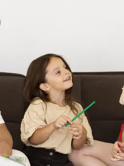 Anak menjadi nyaman untuk bercerita bukan soal banyak bertanya, melainkan bagaimana kita menghadirkan rasa aman dan dihargai dalam setiap percakapan [Dok/freepik.com]