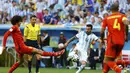 Pemain depan Timnas Argentina, Ezequiel Lavezzi (tengah) mencoba lolos dari hadangan gelandang Belgia, Marouane Fellaini (kiri) di laga perempat final Piala Dunia 2014 di Stadion Nasional Brasilia, (5/7/2014). (REUTERS/Dominic Ebenbichler)